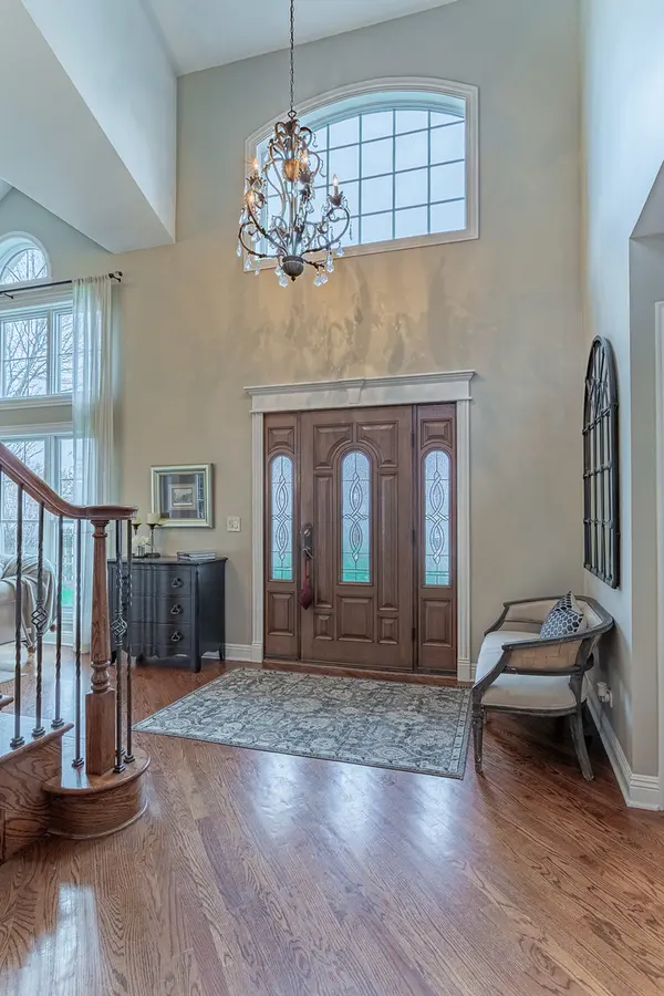 900 Christa CT, Elk Grove Village, IL 60007