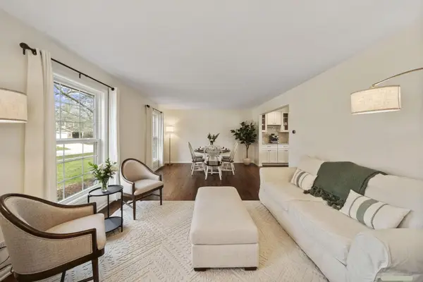 690 Honeysuckle DR, Naperville, IL 60540