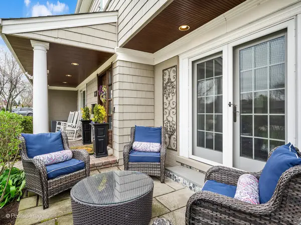 8 Larkspur LN, Clarendon Hills, IL 60514