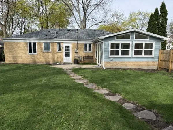 400 Wedgemere PL, Libertyville, IL 60048