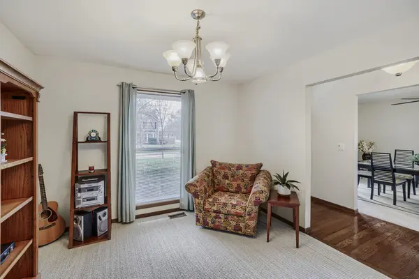 305 N Fiore Pkwy, Vernon Hills, IL 60061