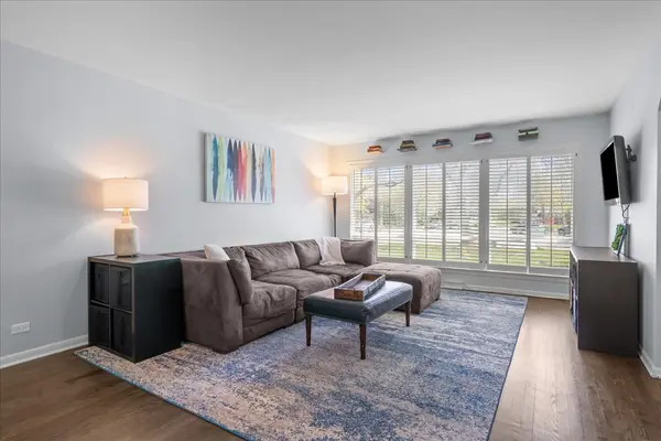 943 Marvell LN, Highland Park, IL 60035