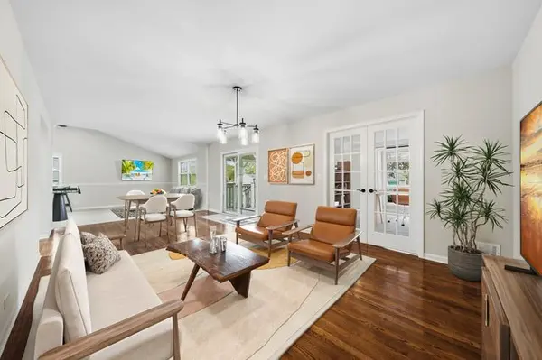 1562 White TRL, Elk Grove Village, IL 60007