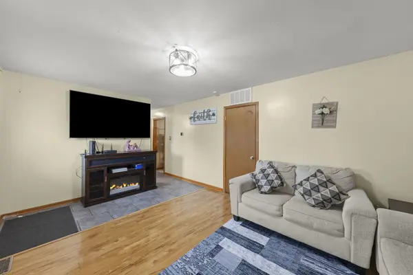 1711 Hosmer LN, Crest Hill, IL 60403