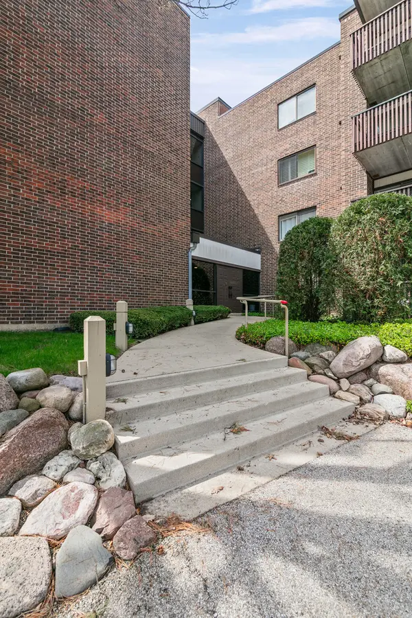 690 Chandler RD #205, Gurnee, IL 60031