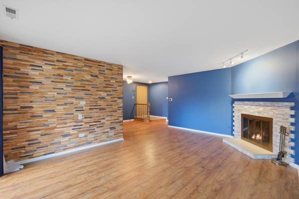 871 Cross Creek CT #C3, Roselle, IL 60172