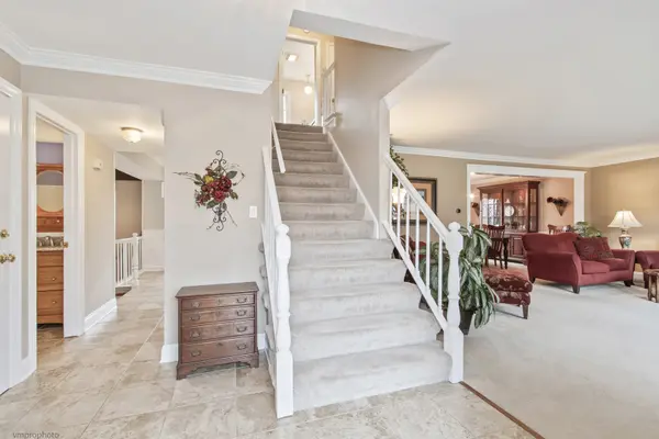 913 Warwick LN, Libertyville, IL 60048