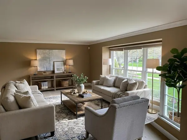913 Warwick LN, Libertyville, IL 60048
