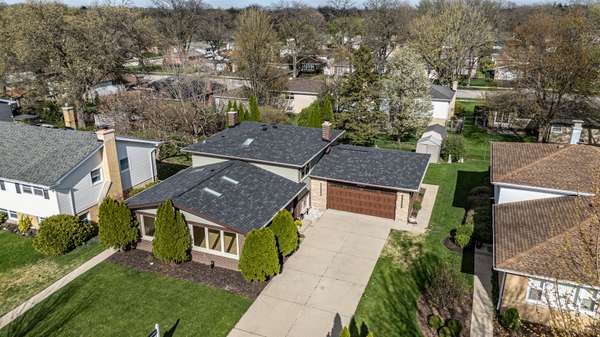 909 S Waverly PL, Mount Prospect, IL 60056