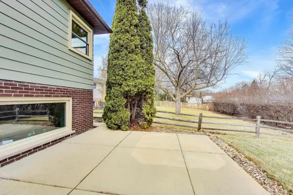 909 S Waverly PL, Mount Prospect, IL 60056