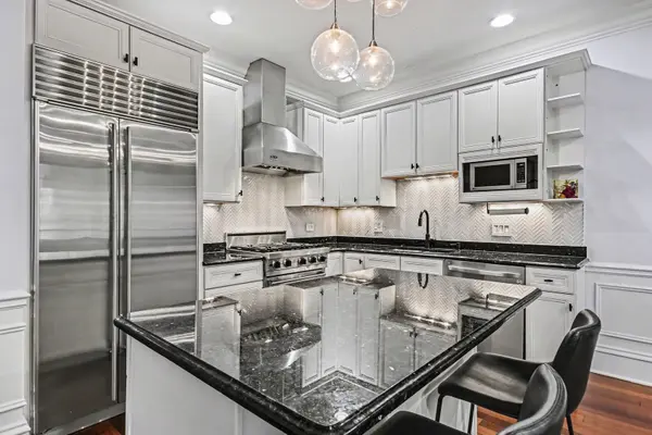 2222 W Belmont AVE #202, Chicago, IL 60618