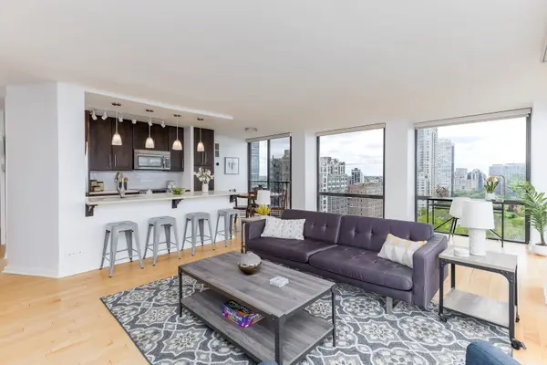 345 W Fullerton Pkwy #2001, Chicago, IL 60614