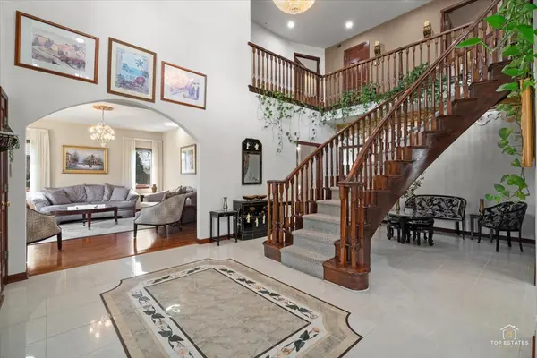 822 Coventry LN, Oak Brook, IL 60523