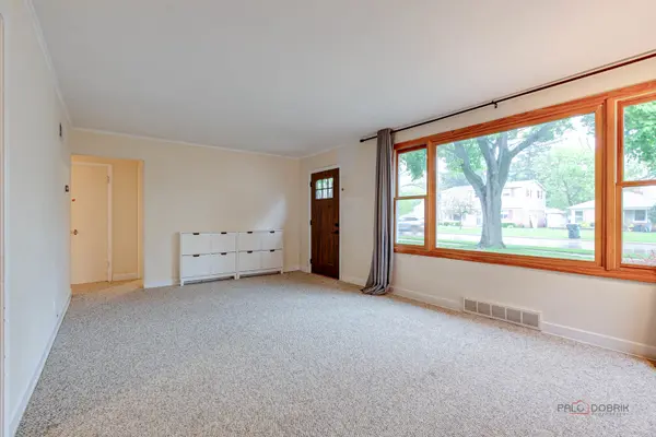 805 E Rockland RD, Libertyville, IL 60048