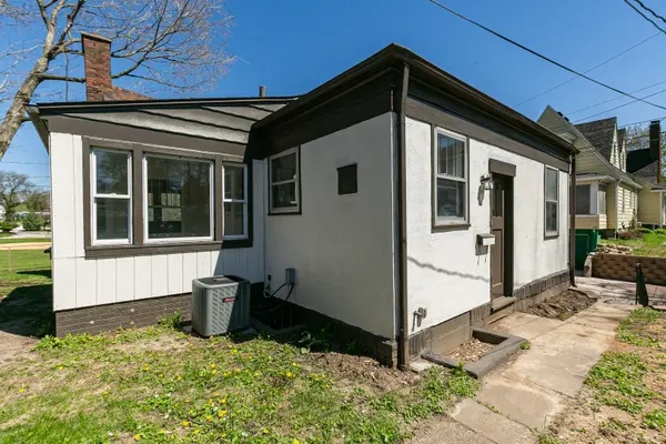 209 E Pleasant ST, Davenport, IA 52803