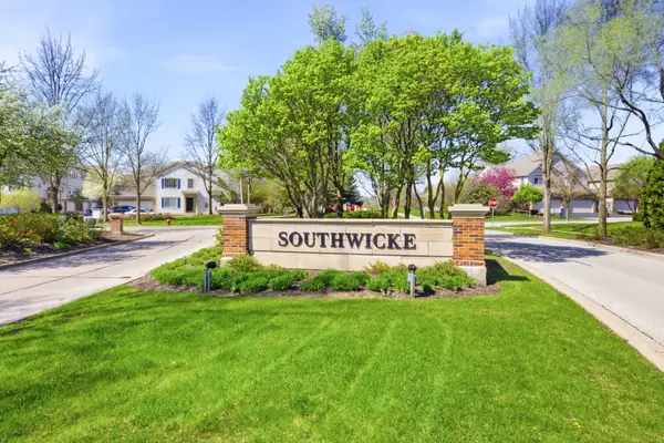 304 Monarch DR, Streamwood, IL 60107