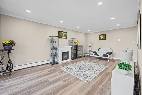 1205 E Hintz RD #209, Arlington Heights, IL 60004