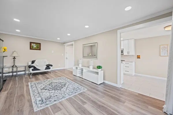 1205 E Hintz RD #209, Arlington Heights, IL 60004