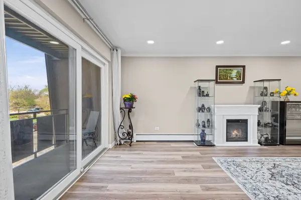1205 E Hintz RD #209, Arlington Heights, IL 60004