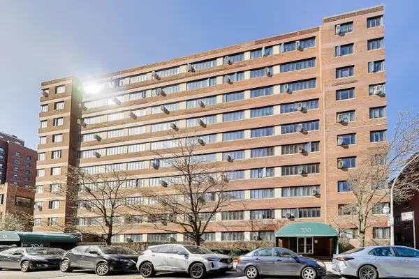 700 W Bittersweet PL #210, Chicago, IL 60613