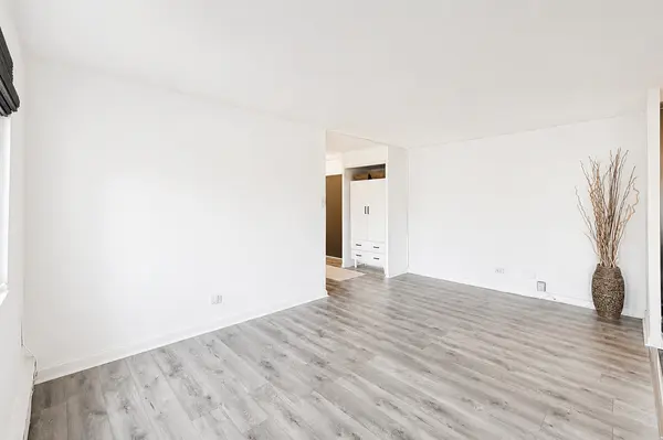 700 W Bittersweet PL #210, Chicago, IL 60613