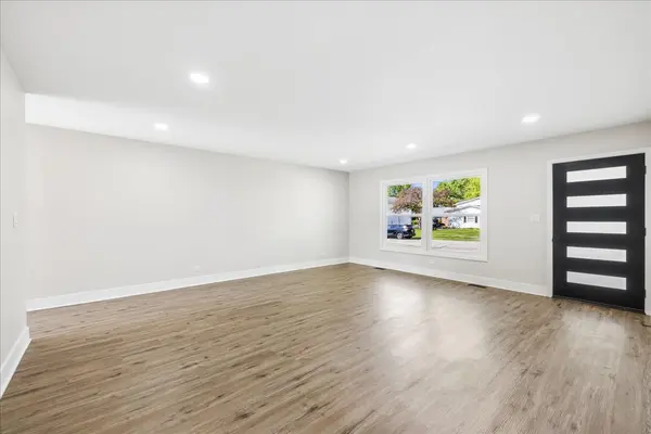 7855 Kensington LN, Hanover Park, IL 60133