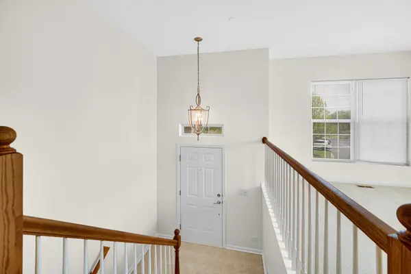 82 Arcadia LN, Lake Zurich, IL 60047