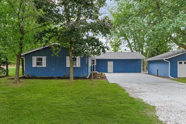 1001 W Dianne LN, Mahomet, IL 61853