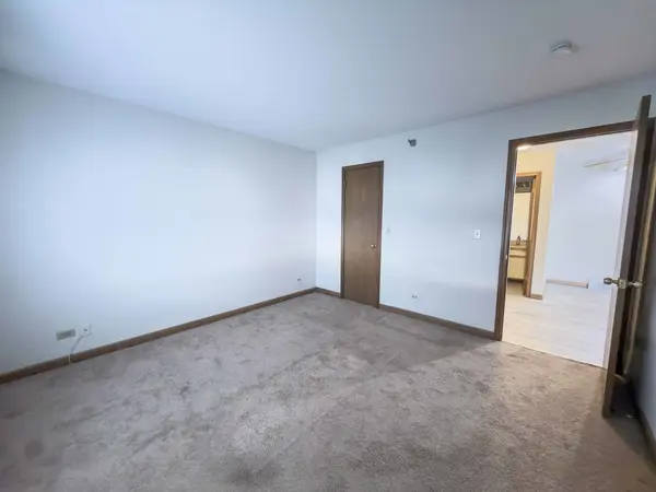 104 Glengarry DR #105, Bloomingdale, IL 60108