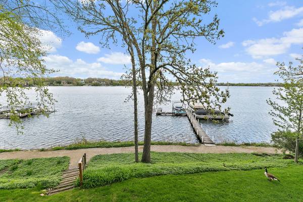 237 Sandy Point LN, Lake Zurich, IL 60047