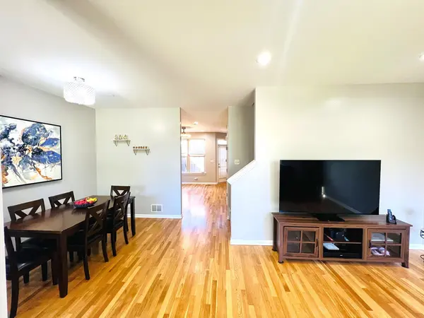 2585 Waterbury LN, Buffalo Grove, IL 60089