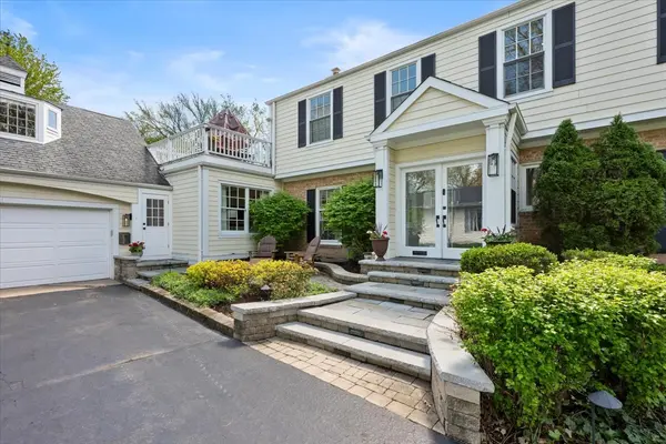 910 Chippewa LN, Wilmette, IL 60091