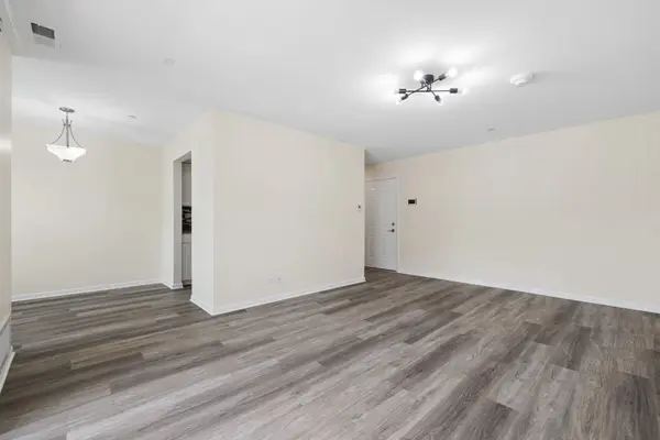 2216 Country Club DR #15, Woodridge, IL 60517