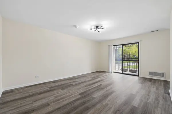 2216 Country Club DR #15, Woodridge, IL 60517