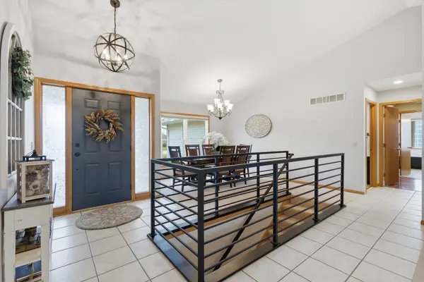1991 Streamside DR, Bettendorf, IA 52722