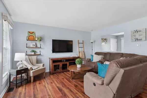 733 Cypress LN, Carol Stream, IL 60188