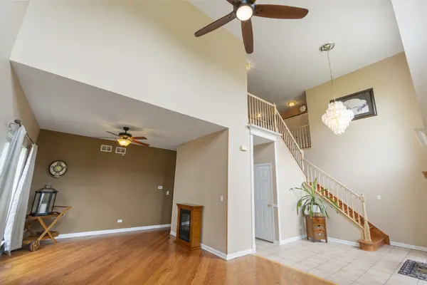 49 Sarah DR, Crystal Lake, IL 60014