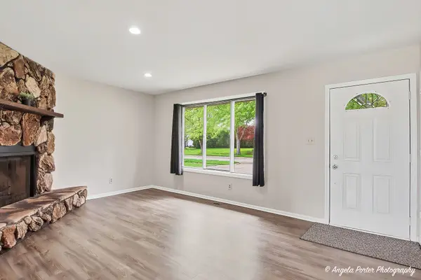 213 Windridge DR, Mchenry, IL 60050