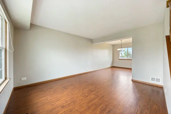 909 FOX CHASE DR DR, Round Lake Beach, IL 60073