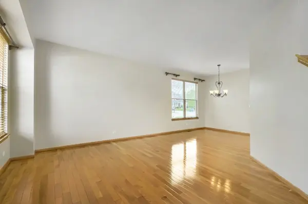 555 N Haverhill LN, South Elgin, IL 60177