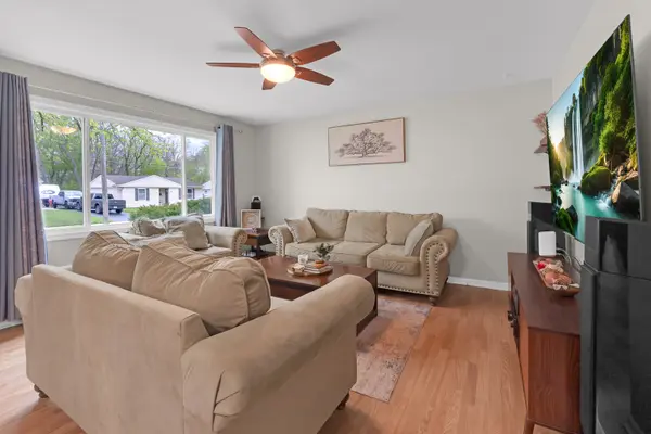 52 Sparrow RD, Carpentersville, IL 60110