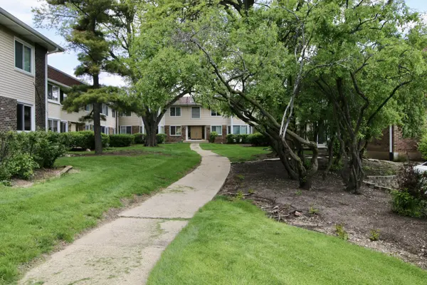 3012 Roberts DR #5, Woodridge, IL 60517
