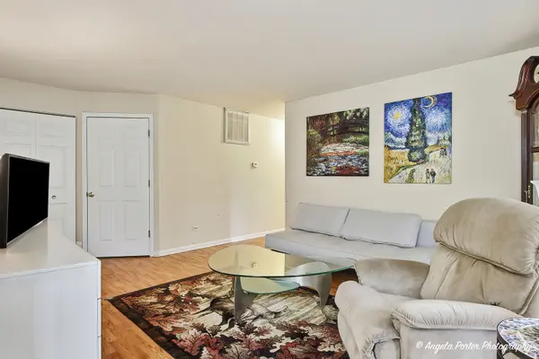 1152 N Red Oak CIR #1, Round Lake Beach, IL 60073