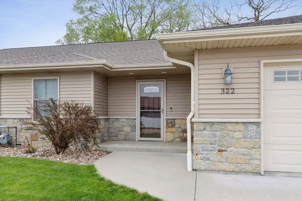 322 E River CT, Camanche, IA 52730