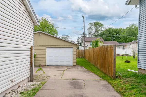 3410 Greenbrier DR, Bettendorf, IA 52722