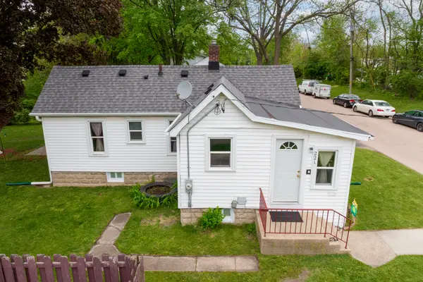 221-223 Ellen ST, Sycamore, IL 60178