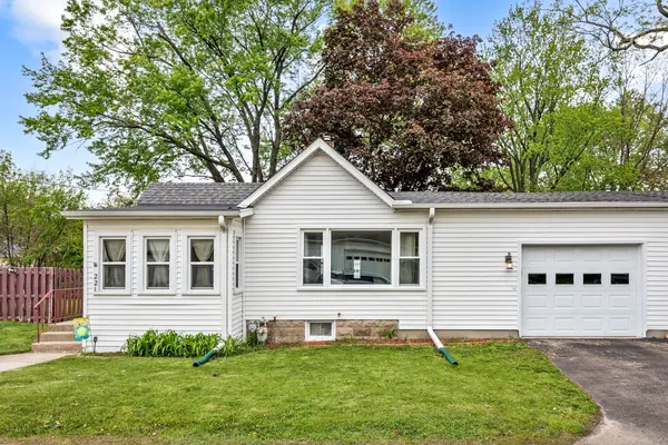 221-223 Ellen ST, Sycamore, IL 60178