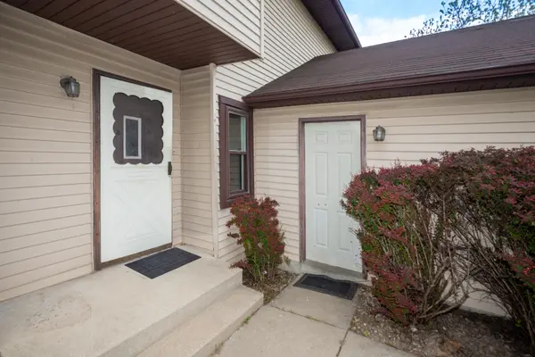 322 Maple LN, Round Lake, IL 60073