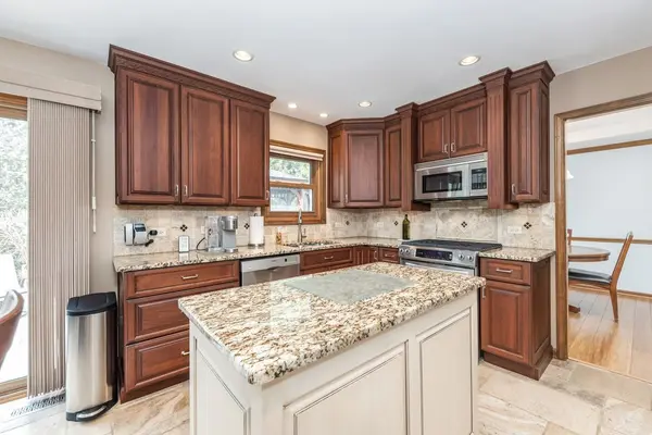 2413 Putnam DR, Naperville, IL 60565