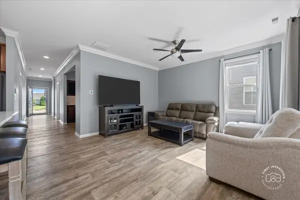 318 Sussex LN, North Aurora, IL 60542